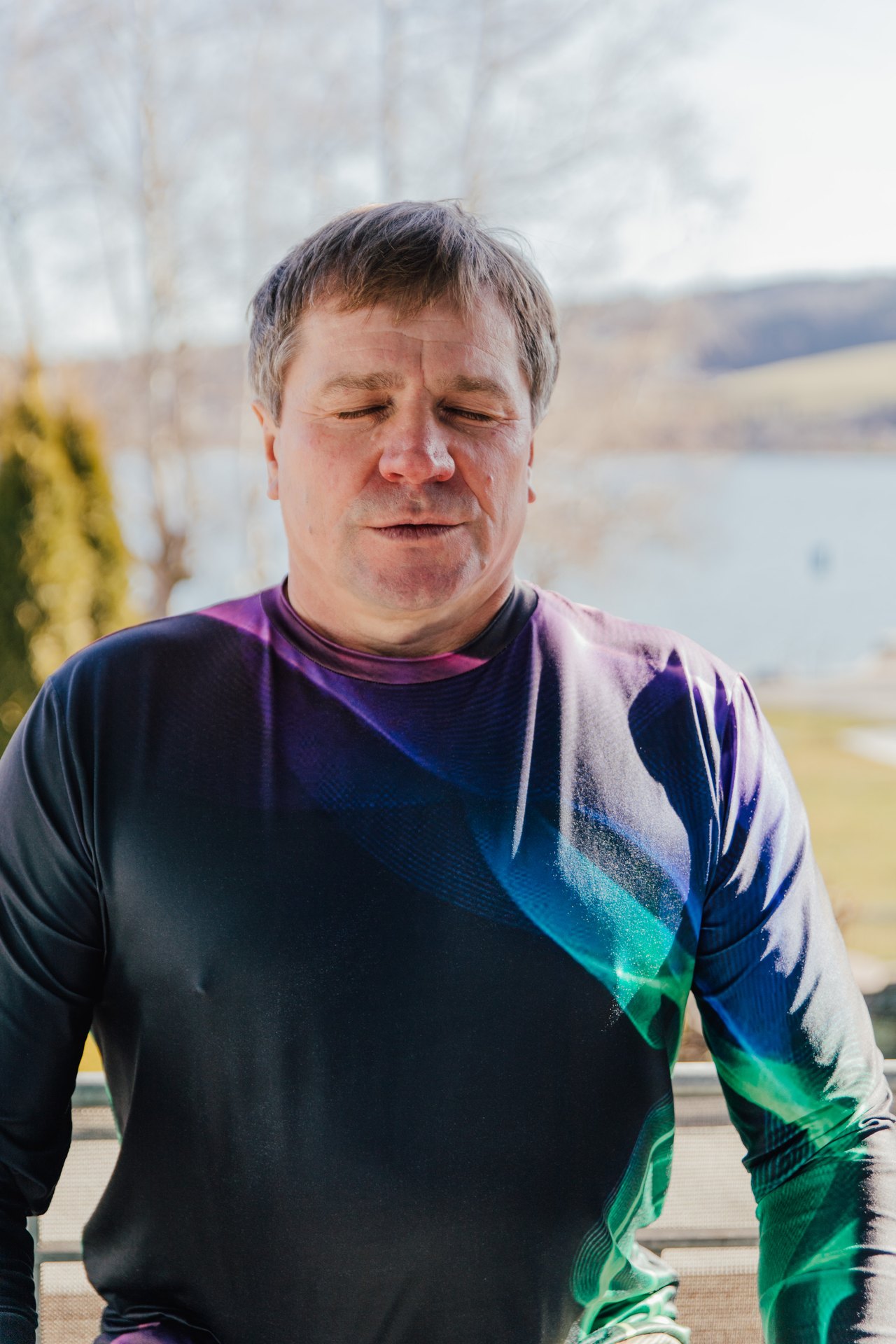 Rudolf Harner mit geschlossenen Augen in innerer Ruhe am See